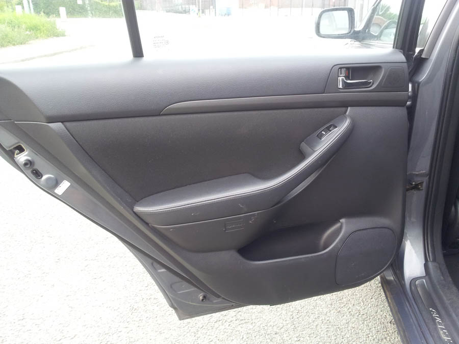 Toyota Avensis T3-X door-panel-card-passenger-side-rear